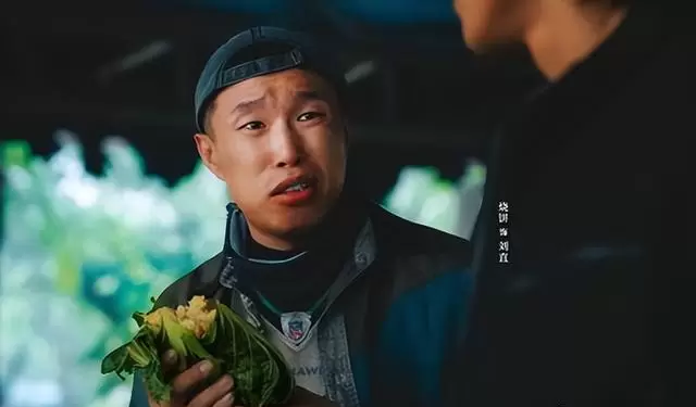 烧饼饰演刘直引爆《低智商犯罪》荒诞犯罪叙事 _ 资讯配图