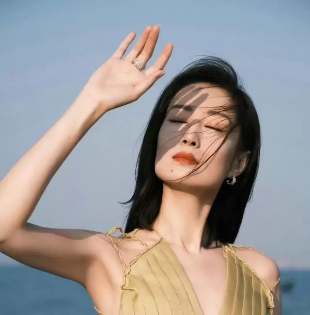 网红七七签约后首演《但愿人长久》与刘敏涛搭档母女角色 _ 现场图